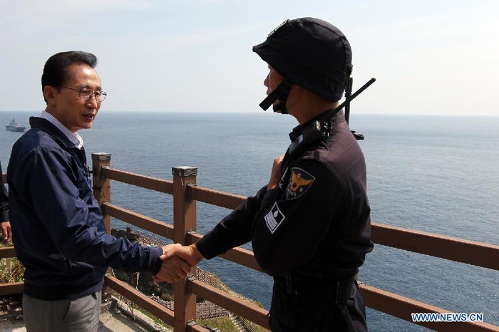Tổng thống Hàn Quốc Lee Myung Bak (trái) tới thăm nhóm đảo Takeshima/Dokdo